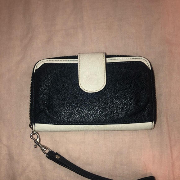 Guess wristlet - Picture 2 of 3
